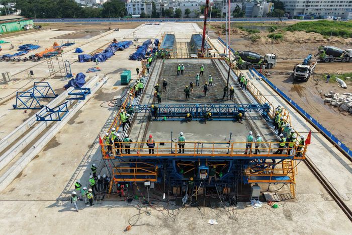 Công nghệ đúc dầm nguyên khối được Coteccons áp dụng tại dự án Bến Thành - Cần Giờ, với phiến dầm mẫu có chiều dài 32,6m và trọng lượng gần 750 tấn.