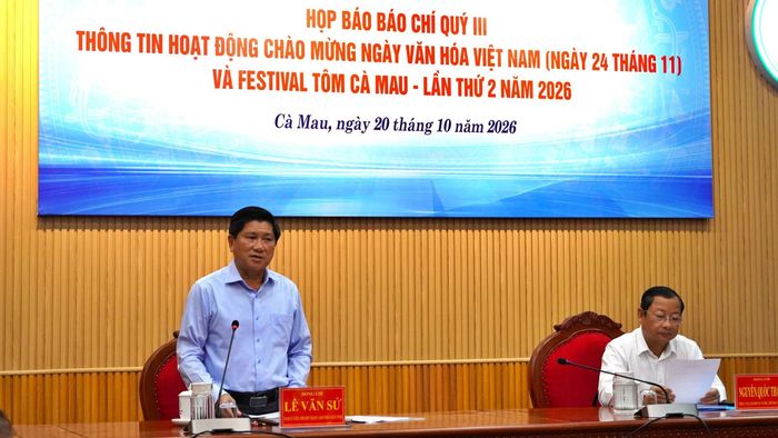 Ông Lê Văn Sử, Phó chủ tịch UBND tỉnh Cà Mau trao đổi thông tin với báo chí tại buổi họp báo quý III/2026.
