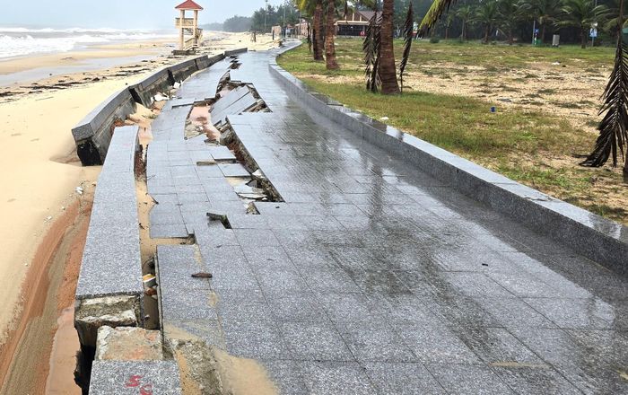 Đoạn thuộc tuyến kè và đường dạo bãi tắm cộng đồng Trung Giang, xã Bến Hải bị hư hỏng sau các đợt mưa lũ năm 2025 hiện nay.