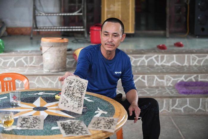 Ruồi nhặng xuất hiện tại khu dân cư gần trang trại chăn nuôi gà, gây ảnh hưởng đến sinh hoạt của người dân.