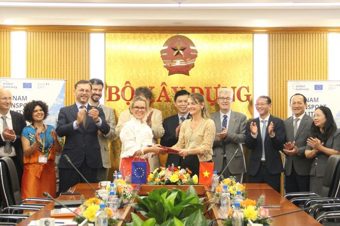 Trong lễ ký kết, các đơn vị cũng trao các văn kiện quan trọng để đẩy mạnh hợp tác giữa Liên minh châu Âu với AFD và Expertise France (Ban Thư ký Kỹ thuật) - đối tác then chốt trong Team Europe. 