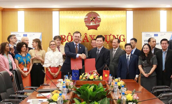 Bộ Xây dựng và Cơ quan phát triển Pháp (AFD) ký kết Bản ghi nhớ hợp tác trong khuôn khổ Quỹ hỗ trợ Giao thông cho Việt Nam (VTF).