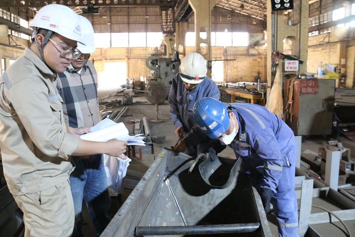 Anh Trần Văn Thuận quê ở Hưng Yên sau tốt nghiệp chuyên ngành Công nghệ hàn tại Trường Đại học Công nghệ Kỹ thuật Hưng Yên anh lựa chọn Đóng tàu Hạ Long làm nơi khởi đầu sự nghiệp.