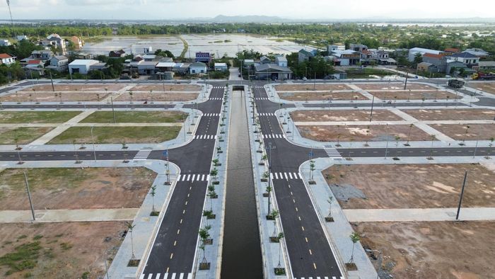 Hệ thống hạ tầng kỹ thuật tại các khu tái định cư như: San nền, đường giao thông nội bộ, hệ thống thoát nước, bãi đỗ xe, hệ thống cấp nước sinh hoạt và cây xanh cảnh quan đều được hoàn thiện đúng theo hồ sơ thiết kế được phê duyệt.