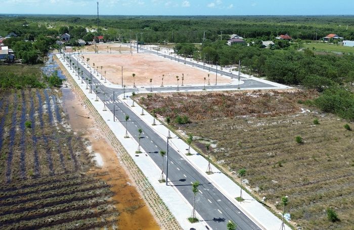 Trong khi đó, ông Hồ Hữu Phú, quyền Giám đốc Ban QLDA Đầu tư xây dựng Bắc Sông Hương thông tin, đơn vị đã khởi công 14 dự án với tổng kinh phí đầu tư hơn 466 tỷ đồng. Trong đó, có 11 khu tái định cư rộng 31,45ha và 3 khu nghĩa trang rộng 10,70ha.