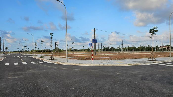 Ông Trần Viết Tú, Phó giám đốc Ban QLDA Đầu tư xây dựng Nam Sông Hương cho biết, đơn vị làm chủ đầu tư 8 dự án hạ tầng kỹ thuật các khu tái định cư và nghĩa trang khu vực phía Nam TP Huế với tổng mức đầu tư hơn 362 tỷ đồng.