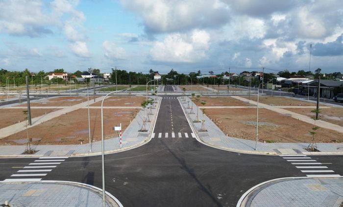 Trong đó, thành phố xây dựng mới 22 khu tái định cư (tổng diện tích hơn 86ha), 6 khu nghĩa trang tập trung tổng diện tích hơn 19ha, 4 trường học diện tích khoảng 5,7ha và 1 khu chợ kết hợp tái định cư diện tích 2,14ha.