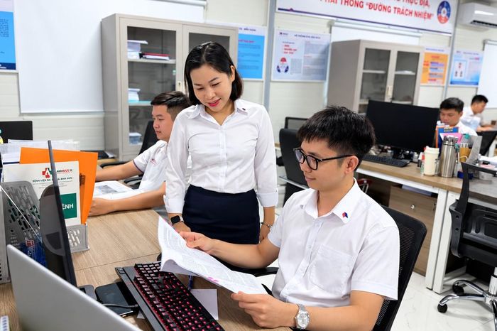 Chị Đỗ Nguyên Diệu Minh, Trưởng phòng Kế hoạch - Kỹ thuật, Công ty TNHH BOT cao tốc Sài Gòn - Mỹ Thuận, trao đổi công việc cùng đồng nghiệp.