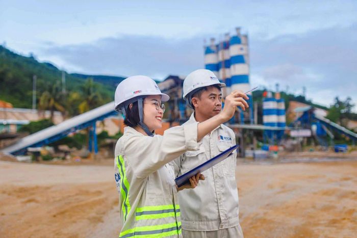 Trên những công trường, dự án của Tập đoàn Đèo Cả luôn có những "bông hồng thép".