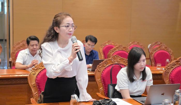 Phóng viên Báo Xây dựng đặt câu hỏi với lãnh đạo tỉnh Gia Lai về tình hình phát triển kinh tế - xã hội và các giải pháp thúc đẩy tăng trưởng trong những tháng cuối năm 2026.