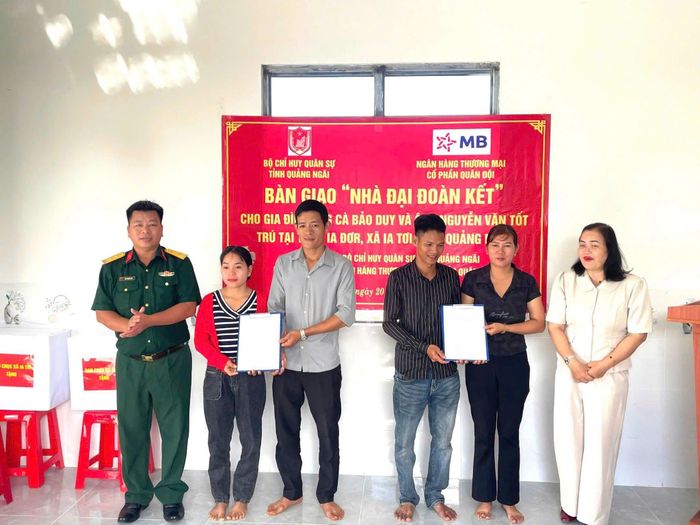 Thừa ủy quyền của Bộ Chỉ huy Quân sự tỉnh Quảng Ngãi, Ban Chỉ huy Quân sự xã Ia Tơi phối hợp với chính quyền địa phương bàn giao nhà cho các hộ dân.