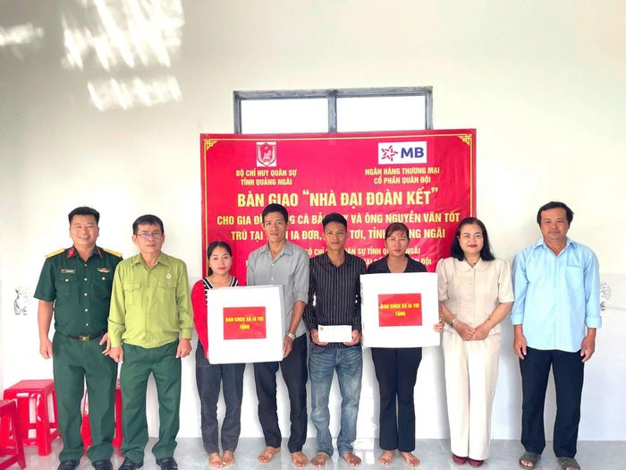 Ban Chỉ huy Quân sự xã Ia Tơi trao những phần quà thiết thực cho các gia đình trong ngày về nhà mới.