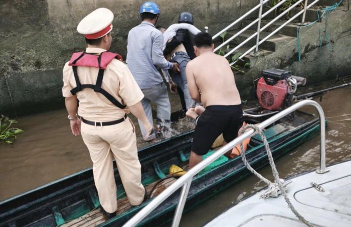 Sau khi được sơ cứu ban đầu, nạn nhân được chuyển đến Trung tâm Y tế xã Bến Lức để tiếp tục cấp cứu, chăm sóc sức khỏe.
