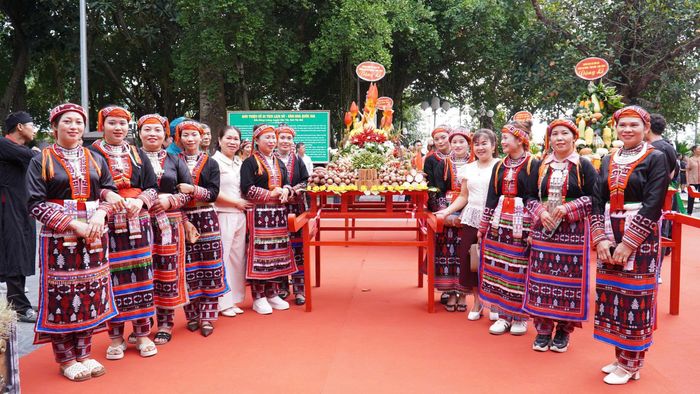 Chị Hà Thị Yến, thôn Khe Ván, xã Đông Cuông, tỉnh Lào Cai chia sẻ: "Lễ hội Cơm mới đền Đông Cuông không chỉ là dịp vui hội mà còn mang ý nghĩa tâm linh sâu sắc, thể hiện lòng biết ơn trời đất, tổ tiên và các vị thần linh đã phù hộ cho mùa màng tươi tốt, cuộc sống bình an. Điểm độc đáo của lễ hội là những nghi thức truyền thống gắn với văn hóa tín ngưỡng thờ Mẫu và đời sống sản xuất nông nghiệp của đồng bào các dân tộc. Người dân cùng nhau chuẩn bị những hạt gạo mới thơm dẻo, thành kính dâng lên các vị thần linh, cầu mong mưa thuận gió hòa, mùa màng bội thu".