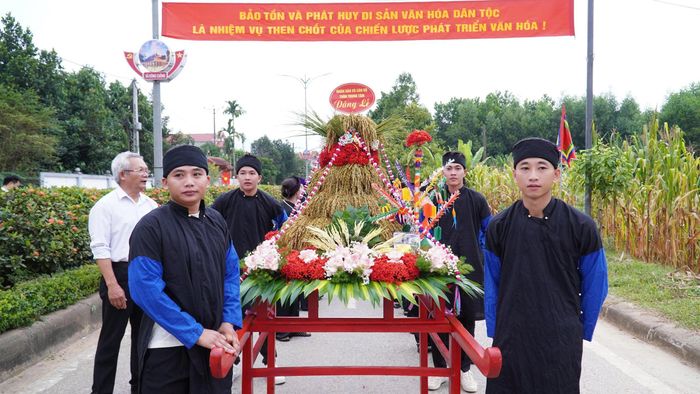 Mỗi thôn chuẩn bị những sản vật đặc trưng, thể hiện thành quả lao động và sự trân trọng đối với hạt gạo, nông sản những yếu tố gắn bó mật thiết với đời sống của cư dân nông nghiệp.