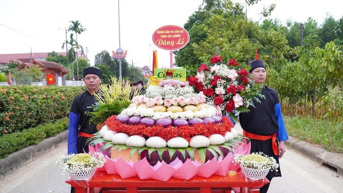 Một trong những hoạt động nổi bật của lễ hội là nghi thức rước sản vật nông nghiệp của các thôn. Đoàn rước xuất phát từ khu vực nhà văn hóa thôn Bến Đền, đi đầu là trống, chiêng, cờ thần, bát bửu, tiếp đến là các kiệu sản vật cùng đại biểu và người dân tham gia.