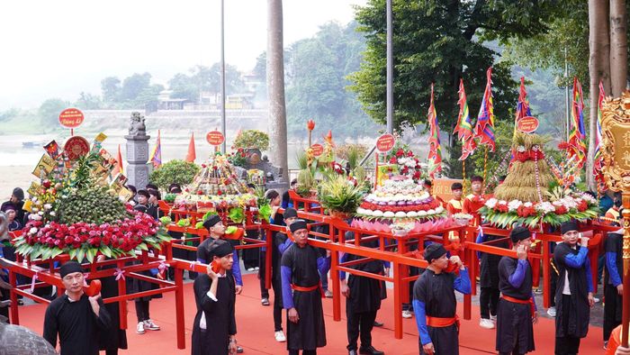 Thôn Sặt Ngọt chuẩn bị xôi ngũ sắc; thôn Bến Đền có các loại bánh truyền thống như bánh tẻ, bánh nẳng, bánh chưng; thôn Trung Tâm chuẩn bị cụm lúa nếp; thôn Sài Lương có bánh dày; thôn Sân Bay chuẩn bị mâm cốm.