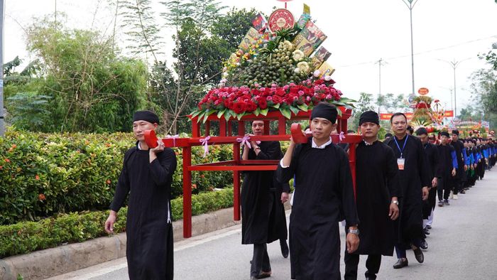 Theo sử sách, thư tịch cổ, đền Đông Cuông có từ đời Lê, được phát triển từ một miếu cổ thờ Đông Quang (thuộc trung tâm trại Quy Hóa thời Trần). Đền Đông Cuông tọa lạc bên bờ sông Hồng, thuộc địa phận thôn Bến Đền, xã Đông Cuông. Đền có dáng dấp kiến trúc của đền chùa truyền thống, góc mái ngói cong và hình lưỡng long chầu nhật, các cột đền được làm bằng gỗ tứ thiết, được sơn son thếp vàng hình rồng cuốn trang nghiêm.