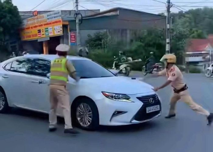 Chị L.K.A (SN 1994, trú tại phường Cam Đường, tỉnh Lào Cai) bất ngờ quay lại ô tô, khóa cửa, nổ máy điều khiển phương tiện tiến lên rồi lùi lại trước khi tăng ga bỏ chạy, bất chấp hiệu lệnh dừng xe của lực lượng CSGT và cảnh sát cơ động.