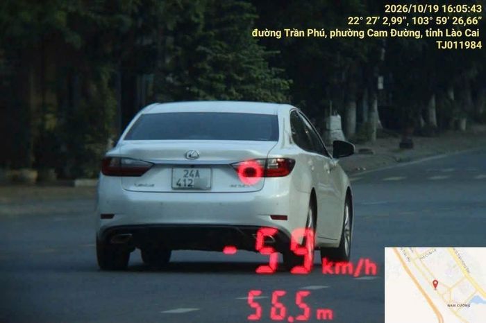 Trong quá trình tuần tra, kiểm soát trên đường Trần Phú, phường Cam Đường, tổ công tác phát hiện ô tô mang biển kiểm soát 24A-41x.xx di chuyển với tốc độ 59km/h, vượt quá tốc độ tối đa cho phép 50km/h.