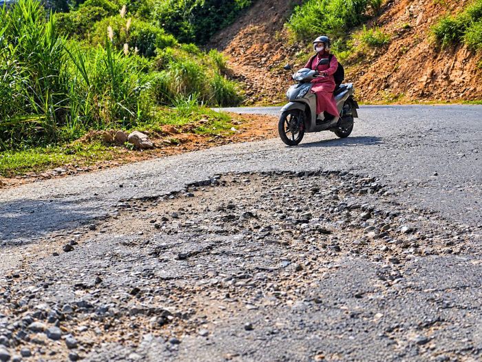 Có những vị trí mặt đường lún, nứt, bong tróc khiến việc điều khiển phương tiện khó khăn hơn, nhất là khi chở hàng nặng hoặc lưu thông vào những ngày mưa.