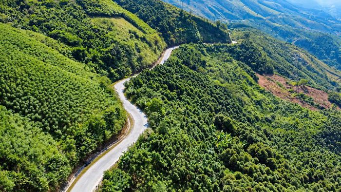 Nhiều đoạn từ Km8+00 đến Km10+800 thuộc địa phận xã Mậu A bị hỏng mặt đường và sụt lún gây mất ATGT.