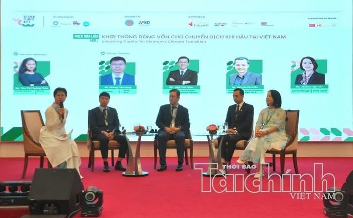Các chuyên gia trao đổi tại Diễn đàn “Tài chính xanh, khả năng thích ứng ven biển và cơ hội thị trường cho doanh nghiệp”.