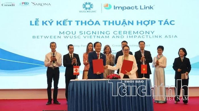 Đại diện WUSC và Công ty CP Tư vấn Impact Link Asia trao biên bản ghi nhớ hợp tác tại Diễn đàn.