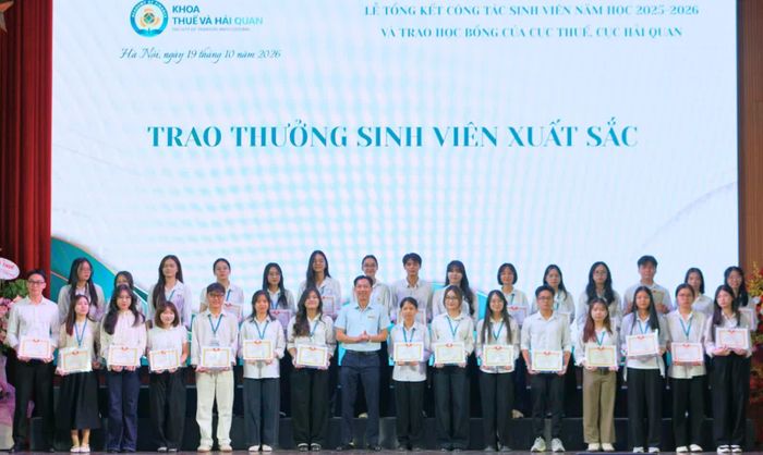  PGS.TS Lê Xuân Trường - Trưởng Khoa Thuế và Hải quan trao thưởng cho sinh viên xuất sắc năm học 2025-2026. Ảnh: CTV. 