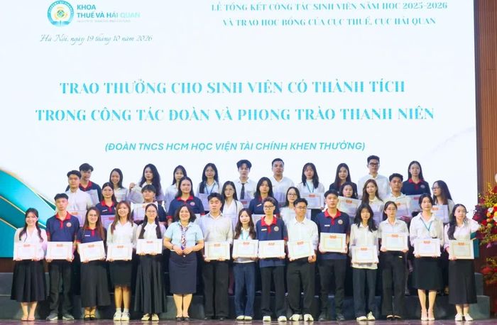 TS. Nguyễn Thị Kim Oanh - Phó trưởng Khoa Thuế và Hải quan trao thưởng cho sinh viên có thành tích trong công tác Đoàn và phong trào Thanh niên. Ảnh: CTV.