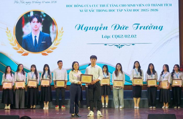  Bà Vũ Thị Thu Hà - Phó Trưởng ban Tổ Chức cán bộ, Cục Thuế trao học bổng của Cục Thuế cho sinh viên có thành tích xuất sắc trong học tập năm học 2025-2026. Ảnh: CTV. 