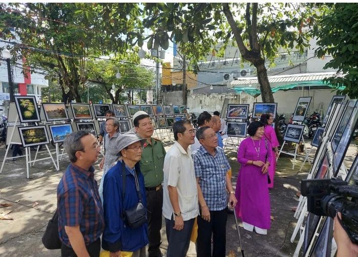 Các đại biểu tham quan triển lãm ảnh "Dấu ấn thời gian" . Ảnh: Trương Anh Sáng