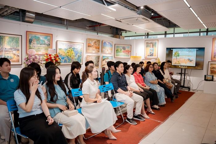 Họa sĩ chia sẻ hành trình trải nghiệm và ý tưởng sáng tạo hội họa qua “Sắc màu xuyên Việt”