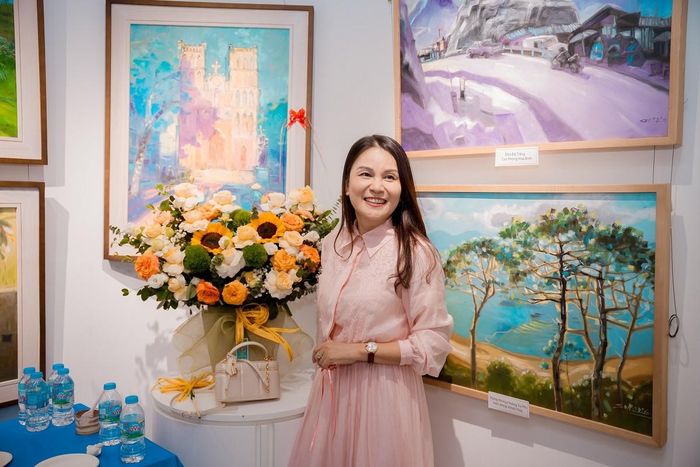Họa sĩ chụp cùng các nhà sưu tập tranh