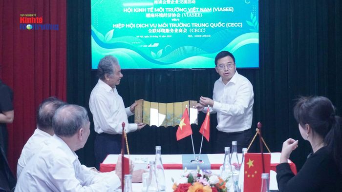  Lãnh đạo CECC tặng quà cho lãnh đạo VIASEE. 