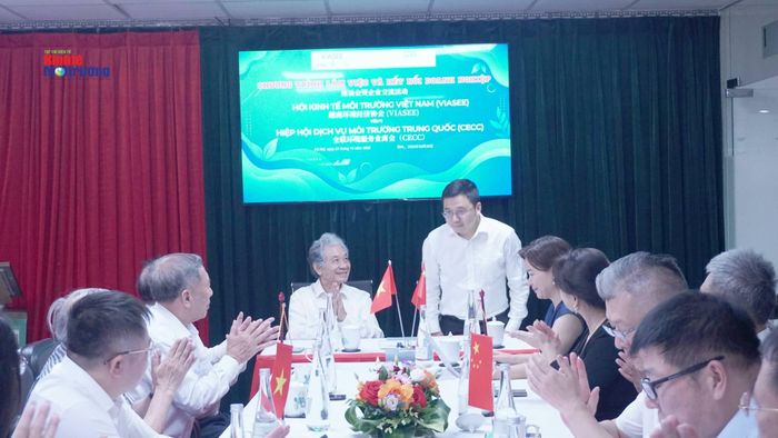   Ông Lý Kỳ Lâm, Chủ tịch CECC (đứng) chia sẻ tại sự kiện. 