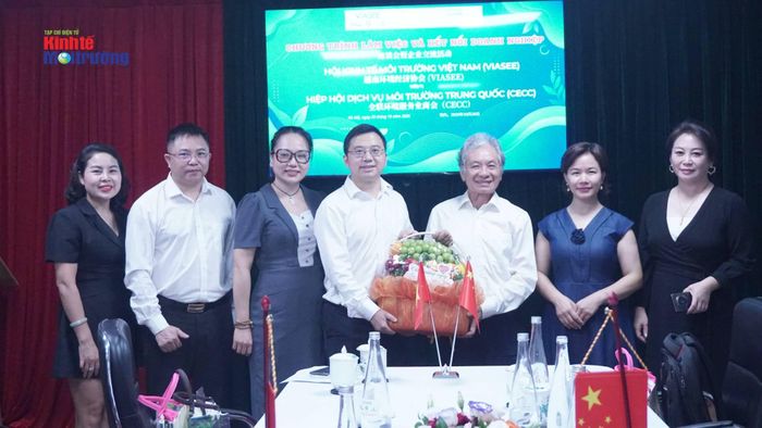  Lãnh đạo CECC tặng giỏ quà cho lãnh đạo VIASEE. 