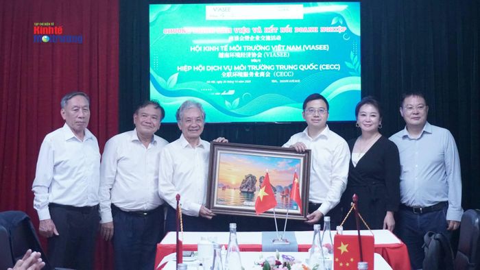  Lãnh đạo VIASEE tặng quà cho lãnh đạo CECC. 