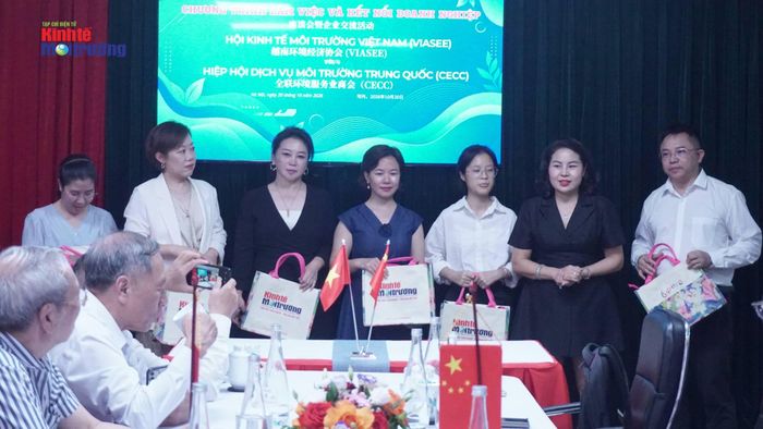  Lãnh đạo VIASEE cùng bà Nguyễn Thị Mẫu - Chủ tịch HĐQT kiêm Tổng Giám đốc Công ty Cổ phần Pure Globa (thứ 2 từ phải qua) tặng quà nhân dịp Ngày Phụ nữ Việt Nam 20-10 cho các đại biểu nữ. 