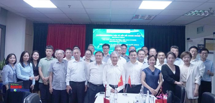  Lãnh đạo VIASEE và CECC cùng các đại biểu chụp hình lưu niệm. 