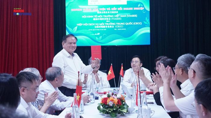  PGS.TS Nguyễn Thế Chinh - Phó Chủ tịch VIASEE kiêm Viện trưởng Viện Chính sách Kinh tế Môi trường trình bày tại sự kiện 