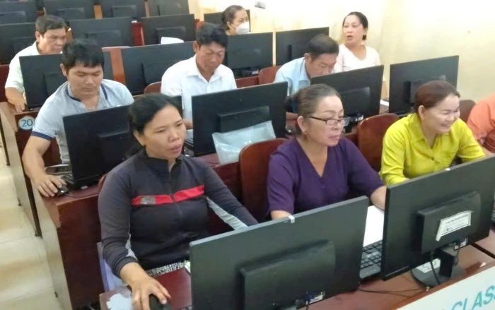 Lớp tin học cho người lớn tuổi tại Trung tâm HTCĐ xã Hiệp Phước