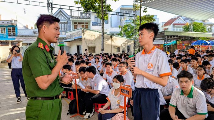 Cán bộ công an PCCC và CNCH giao lưu với các em học sinh xung quanh các kiến thức và kỹ năng về PCCC. Ảnh: Nghiêm Túc