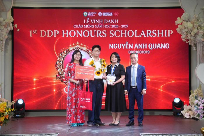 Em Nguyễn Anh Quang được vinh danh với thành tích Thủ khoa năm học, cùng Học bổng Hạng Nhất trị giá 70 triệu đồng. Ảnh: NVCC