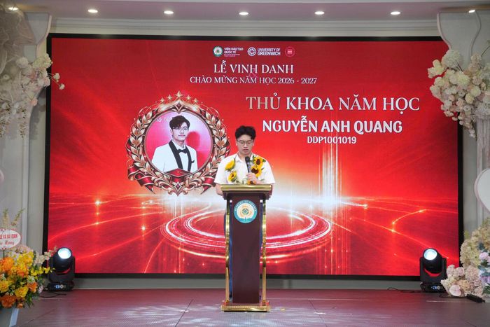 Nguyễn Anh Quang thay mặt các sinh viên DDP Viện Đào tạo Quốc tế phát biểu tại lễ trao bằng và vinh danh năm 2026 của Viện Đào tạo Quốc tế. Ảnh: NVCC