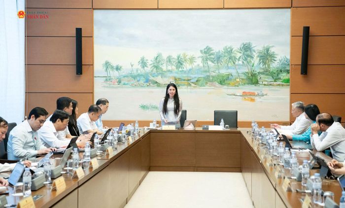 Trưởng Đoàn ĐBQH tỉnh Lạng Sơn Đoàn Thu Hà điều hành phiên thảo luận