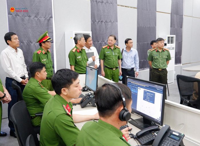 Các đại biểu tham quan, theo dõi trình diễn quy trình tiếp nhận, xử lý tin báo khẩn cấp tại Trung tâm Thông tin Chỉ huy Công an TP. Hồ Chí Minh. Ảnh: Hoa Lê