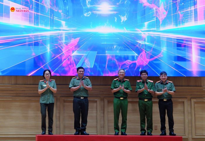 Các đại biểu thực hiện nghi thức tại buổi lễ ra mắt. Ảnh: Hoa Lê