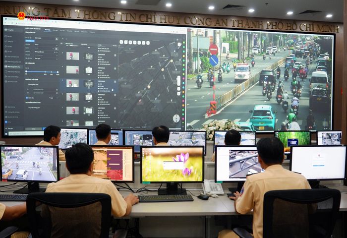 Các đại biểu tham quan, theo dõi trình diễn quy trình tiếp nhận, xử lý tin báo khẩn cấp tại Trung tâm Thông tin Chỉ huy Công an TP. Hồ Chí Minh. Ảnh: Hoa Lê