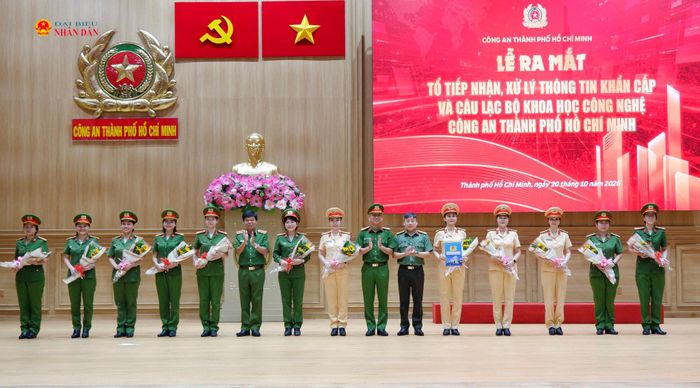 Trao quyết định thành lập Tổ tiếp nhận, xử lý thông tin khẩn cấp thuộc Trung tâm chỉ huy Công an TP. Hồ Chí Minh. Ảnh: Hoa Lê